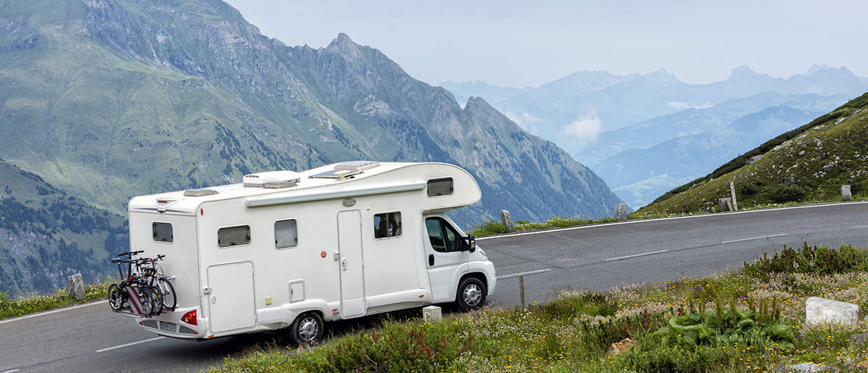 Alcove camper with reinforced shock absorbers in the Alps